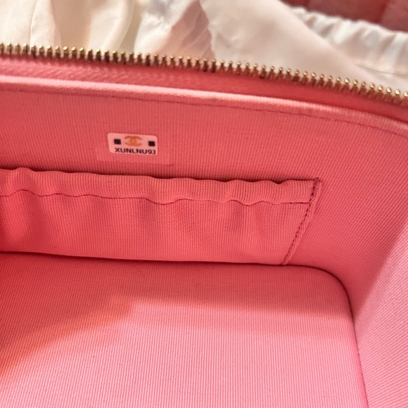 100% authentic CHANEL East West Polly Pocket CC Top Vanity Pink w/ Chain (RARE) - Picture 10 of 14